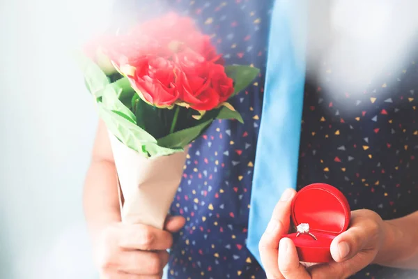 Uomo da vicino in camicia casual e cravatta con anello di diamanti e bouquet di rose — Foto Stock
