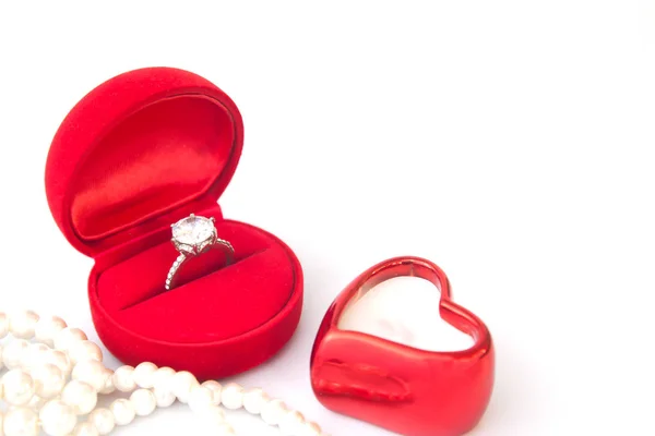 Bague en diamant en boîte rouge sur fond blanc, Mariage ou fiançailles Images De Stock Libres De Droits