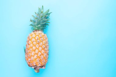 Mavi renk arka plan üzerinde taze ananas
