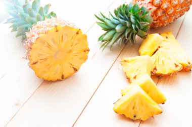 Ananas kesme ve dilim ahşap tablo