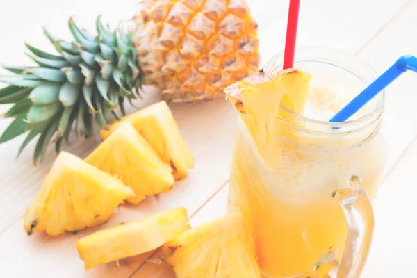 Pineapple smoothie and fresh pineapple slice on wooden table, Tropical drink, Summer holiday — Stock Photo, Image