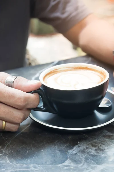 Mannens hand hålla kopp kaffe, livsstil — Stockfoto