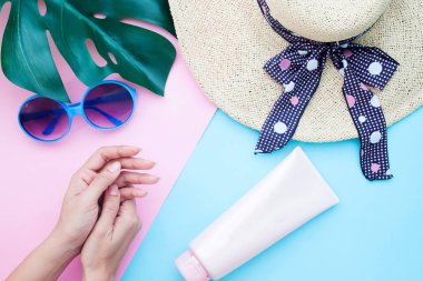 Kozmetik konteyner şişe ve yaz döneminde temel kadın güzel kadın elle