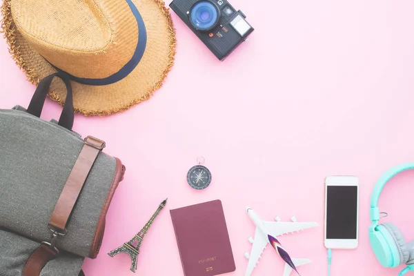 Mochila plana creativa para mochila, pasaporte, teléfono inteligente, cámara y auriculares sobre fondo de color rosa — Foto de Stock