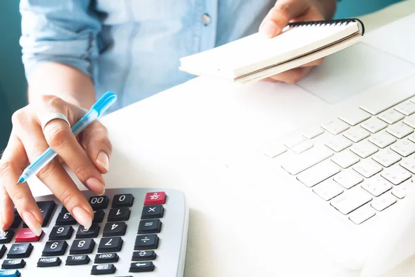 Закрыть руку женщины с помощью калькулятора, рабочий стол с ноутбуком, Налоговый сезон, Бизнес и финансы — стоковое фото
