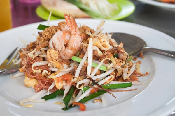 Pad crevettes thaïlandaises sur plaque blanche, Favorite Thai Food — Photo