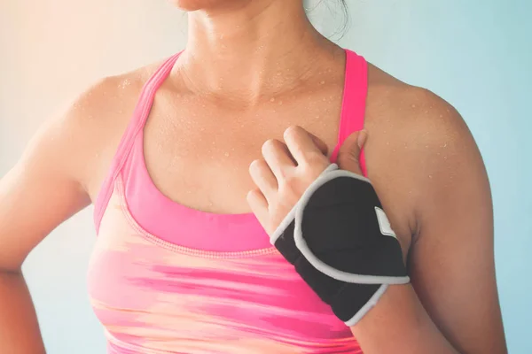Gros plan femme sportive en soutien-gorge de sport rose, cancer du sein, mode de vie sain — Photo