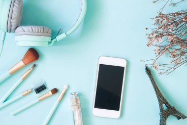 Güzellik düz yatıyordu Dekoratif kozmetik, telefonu, kulaklık, Top açık pastel renkli görünüm