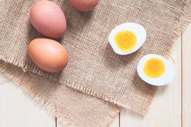 Haşlanmış yumurta çiğ yumurta, beslenme ve sağlıklı gıda ile sert, düz yatıyordu