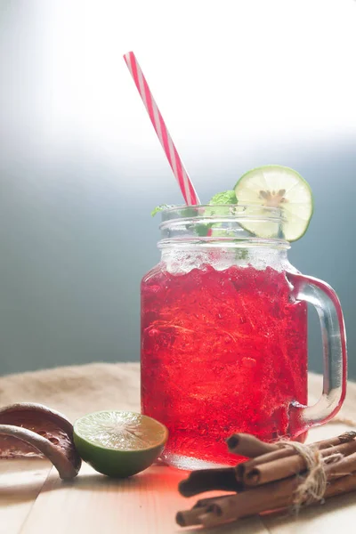 Czerwony kolor zimny napój z cytryną w plasterkach, napój lato — Zdjęcie stockowe
