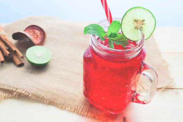 Refrigerante de morango com limão fatiado em vidro na mesa, bebida de verão, conceito de férias — Fotografia de Stock