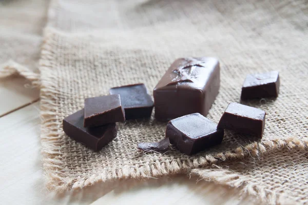 Chocolat sur sac et table en bois, Régime alimentaire et fitness, Concept santé — Photo