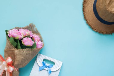 Pembe çiçek buketi ve mavi arka plan, özel gün kavramı üzerinde hediye