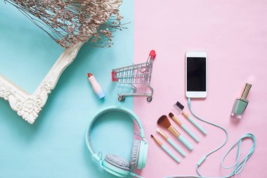 Pastel renk arka plan, güzellik ve kozmetik alışveriş Online, akıllı telefonlar ve güzellik öğeler ile alışveriş sepeti yaratıcı düz göklere