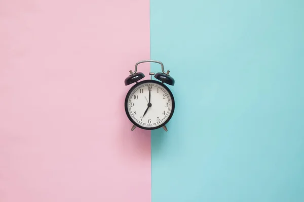 Flat lay relógio no fundo rosa e azul, conceito de cores Pastel — Fotografia de Stock