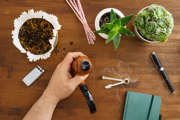 Ahşap masa masaüstü sahnesinde