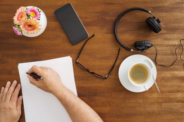 Ahşap masa masaüstü sahnesinde