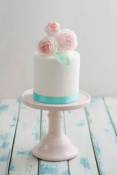 Mini tort weselny z kwiatami — Zdjęcie stockowe