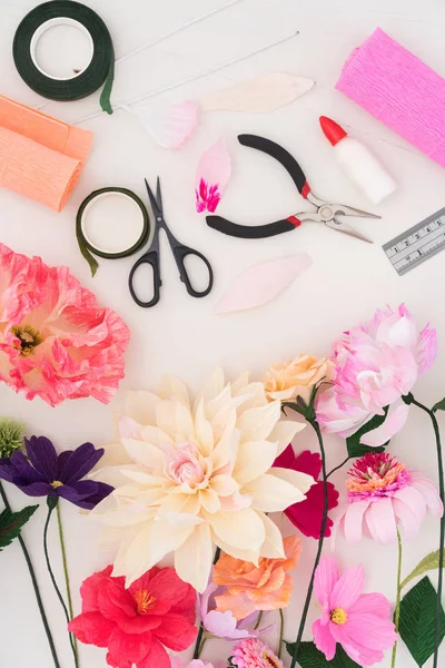 Fabrication de fleurs en papier — Photo