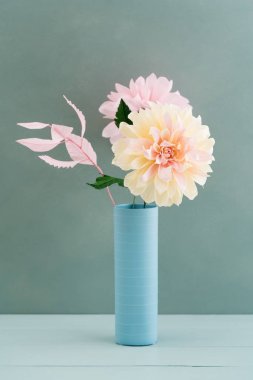 İki kağıt dahlias