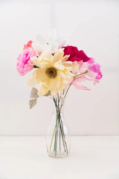 Квітковий букет з креп-паперу — стокове фото