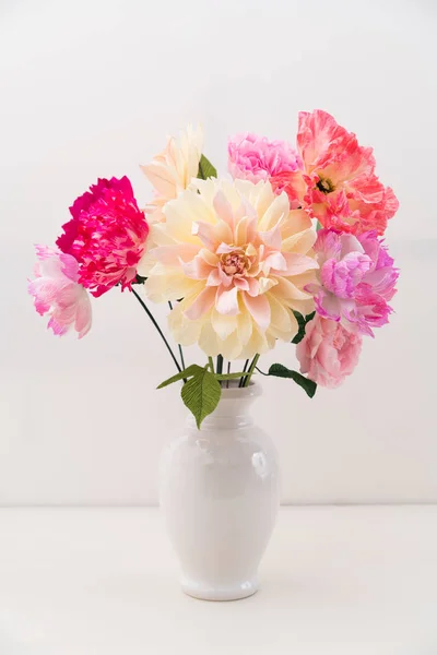 Buquê de flores de papel crepe — Fotografia de Stock