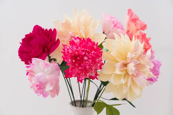 Buquê de flores de papel crepe — Fotografia de Stock