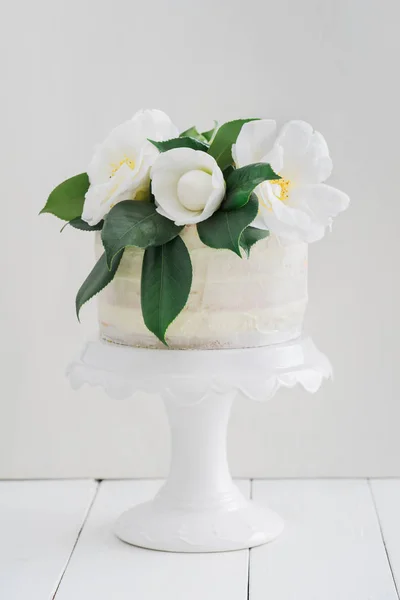 Gâteau de mariage nu avec camélias — Photo