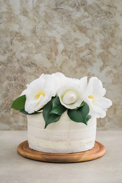 Bolo de casamento nu com camélias — Fotografia de Stock