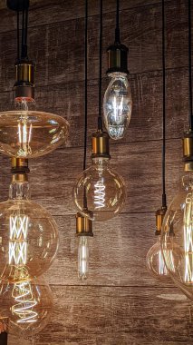 Yanan ampuller ve sıcak kahverengi arka planda orjinal güzel spiraller. Felaket, güzellik ve konfor..