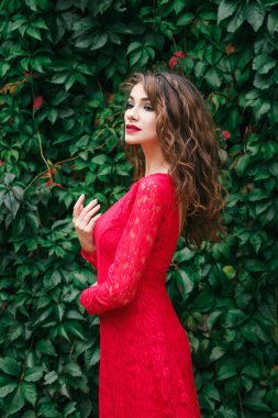 güzel genç kadın elbise 