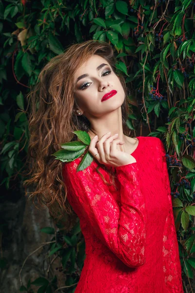 Güzel genç kadın elbise — Stok fotoğraf