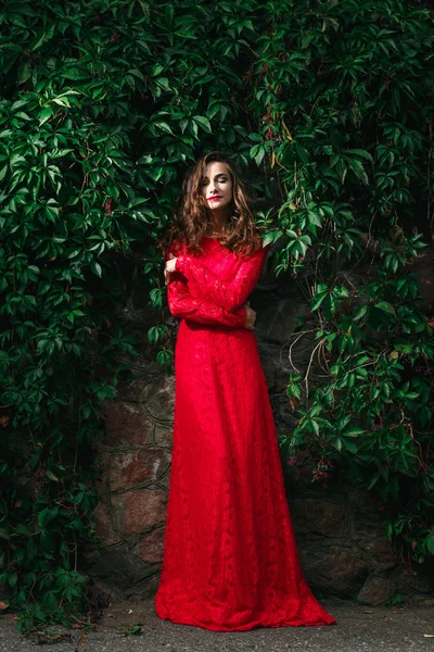 Bella giovane donna in abito rosso — Foto Stock