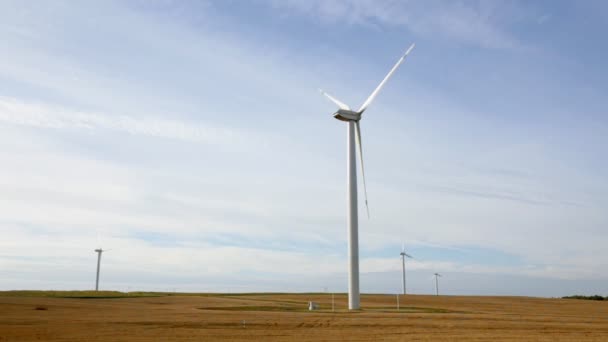 Вітряні генератори виробництва електроенергії — стокове відео