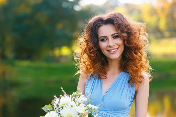 Mooie jonge vrouw met lang krullend haar — Stockfoto