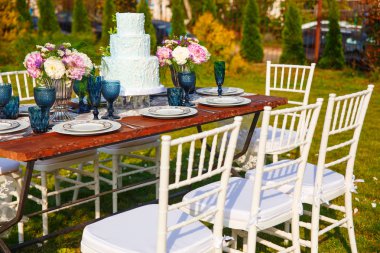 Düğün zarif yemek masası için dekore edilmiş