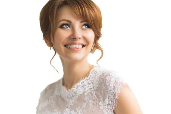Mooie jonge bruid met make-up voor bruiloft — Stockfoto