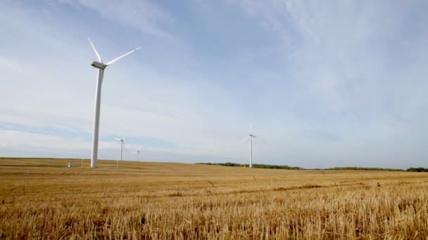 風力発電機は、電気を生成します。 — ストック動画