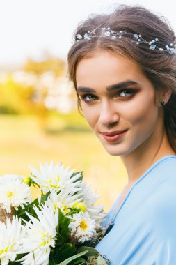 Uzun saçlı güzel bir genç kadın.