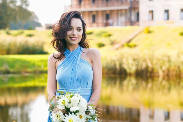 Bella giovane donna con i capelli ricci — Foto Stock