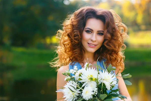 Hermosa mujer joven con el pelo rizado largo —  Fotos de Stock