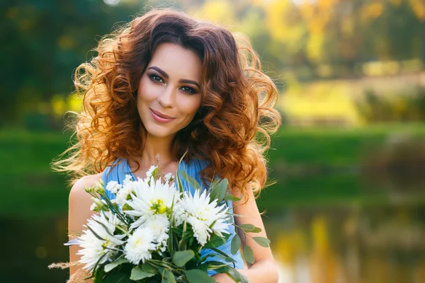 Bella giovane donna con lunghi capelli ricci — Foto Stock