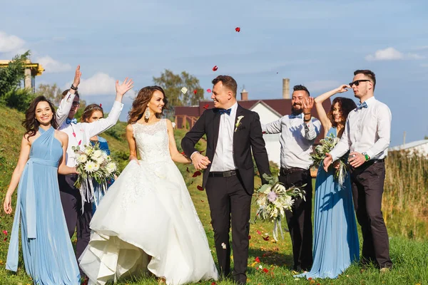 Groomsmen en bruidsmeisjes — Stockfoto