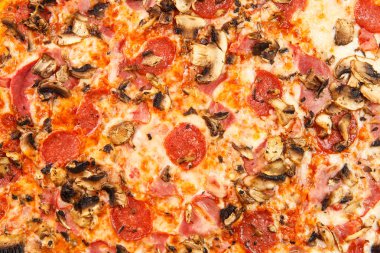 Lezzetli klasik İtalyan Pizza Carbonara jambon, sosis domates, mantar ve peynir kökenli