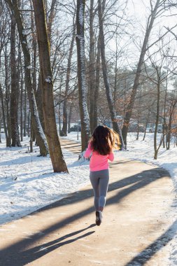 Spor Kış Park için genç kız gider.