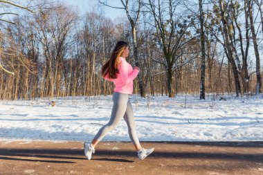Spor Kış Park için genç kız gider.