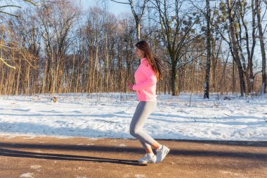 Spor Kış Park için genç kız gider.