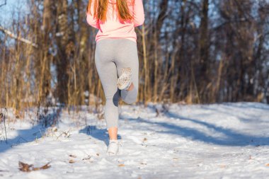 Spor için gidiş içinde Closeup kadının bacakları,