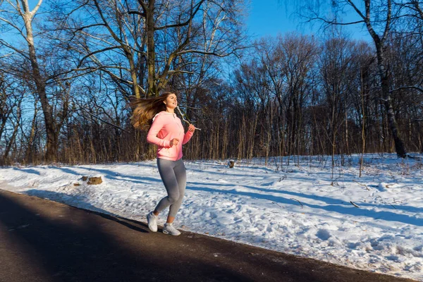 Νεαρό κορίτσι πηγαίνει στο σπορ στο χειμερινό πάρκο. — Φωτογραφία Αρχείου