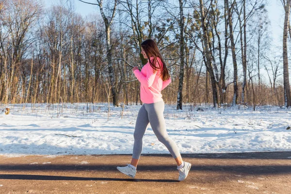 Νεαρό κορίτσι πηγαίνει στο σπορ στο χειμερινό πάρκο. — Φωτογραφία Αρχείου